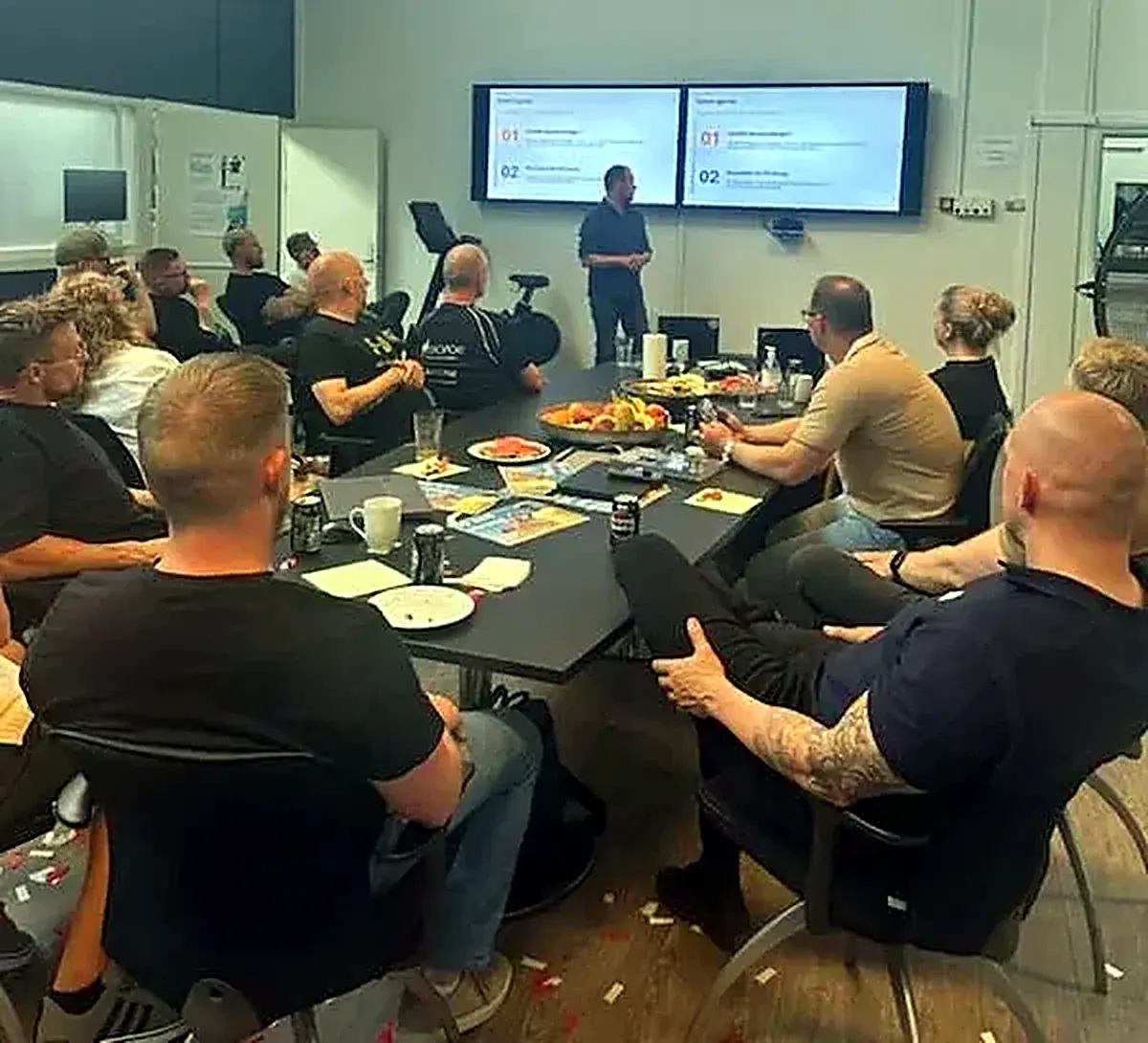 SurveyGauges rådgiver præsenterer måleresultaterne for medarbejderne hos FH Group