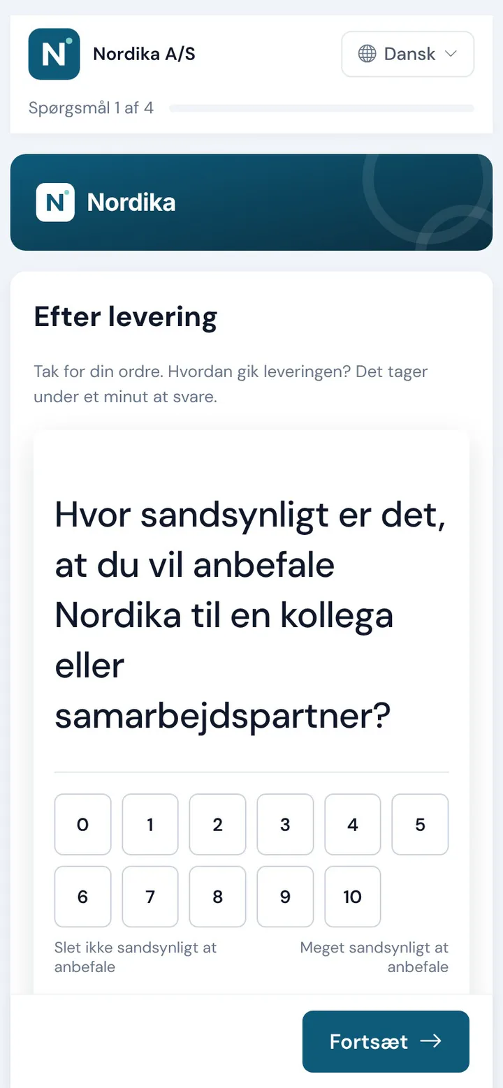 En kunde besvarer spørgeskemaet på mobilen, i afsenderens farver